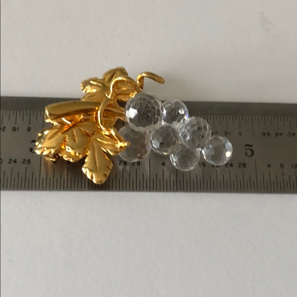 Swarovski Crystal Swan Signed Grape Cluster Brooch - Picture 4 of 8
